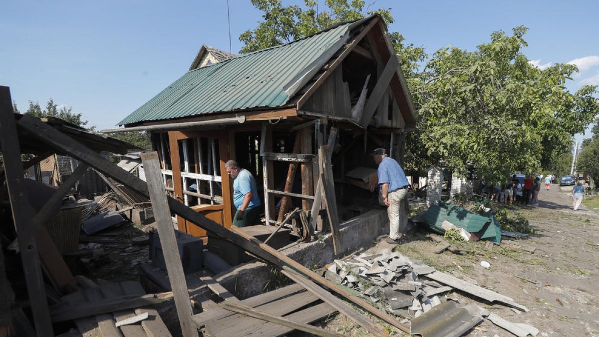Una casa destruida por los bombardeos ruso en la ciudad ucraniana de Bajmut.