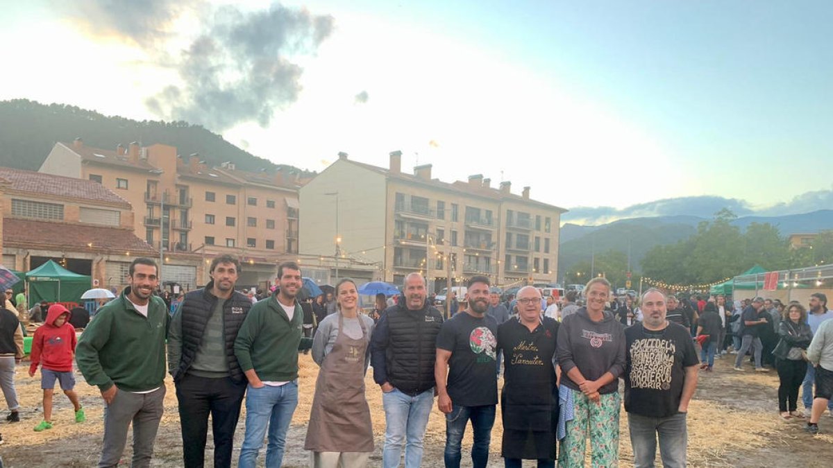 Els productors locals de carn amb el popular cuiner Marc Ribas.