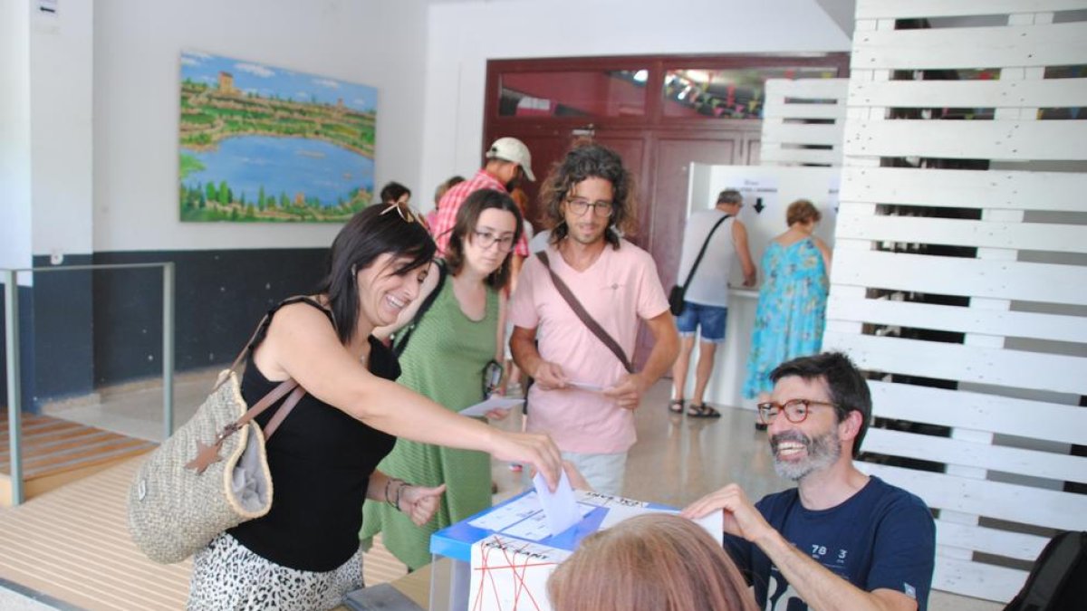 Veïns, votant ahir a l’edifici de La Sala.