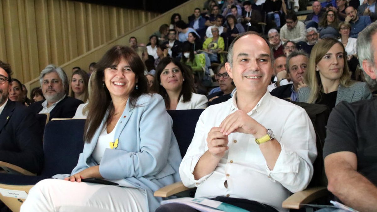 La presidente de Junts, Laura Borràs, junto a Jordi Turull.
