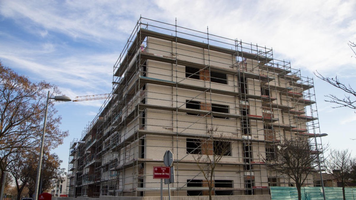 Un edifici en construcció a Lleida ciutat.