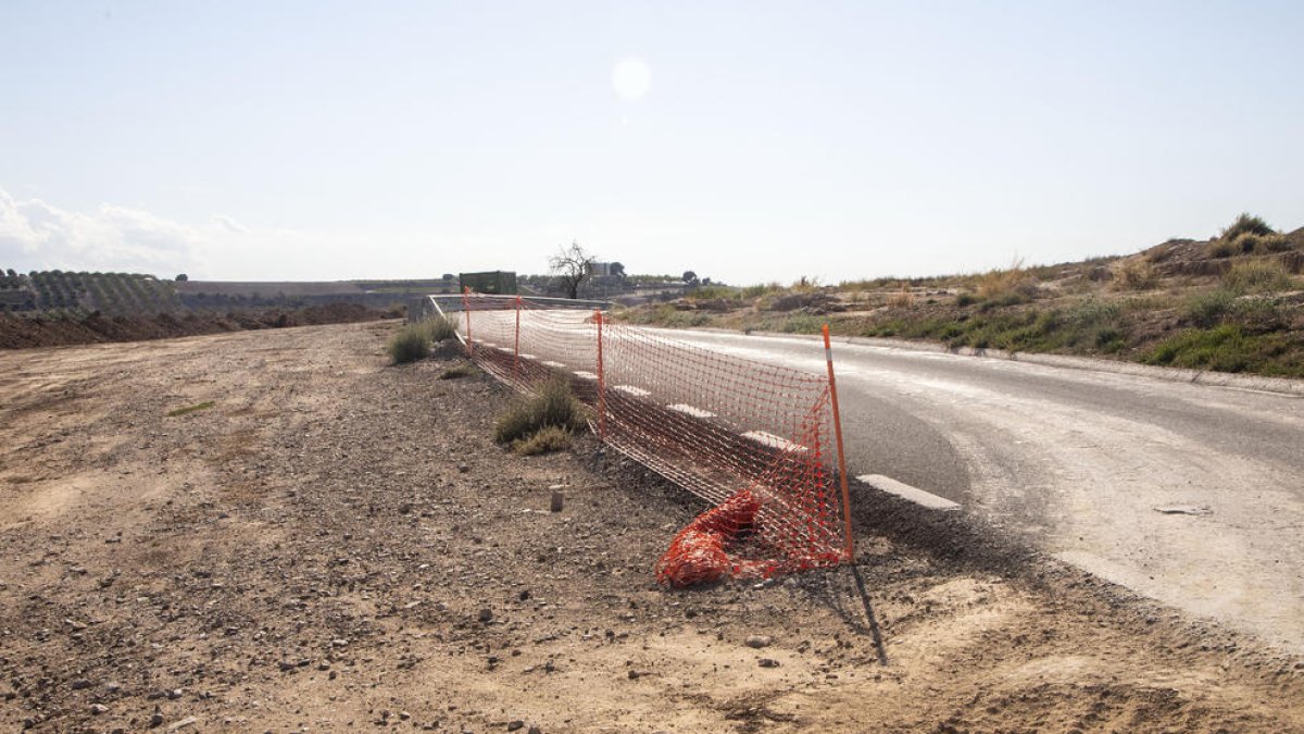 Imagen de los primeros movimentos de tierras para desplazar un tramo de la carretera.