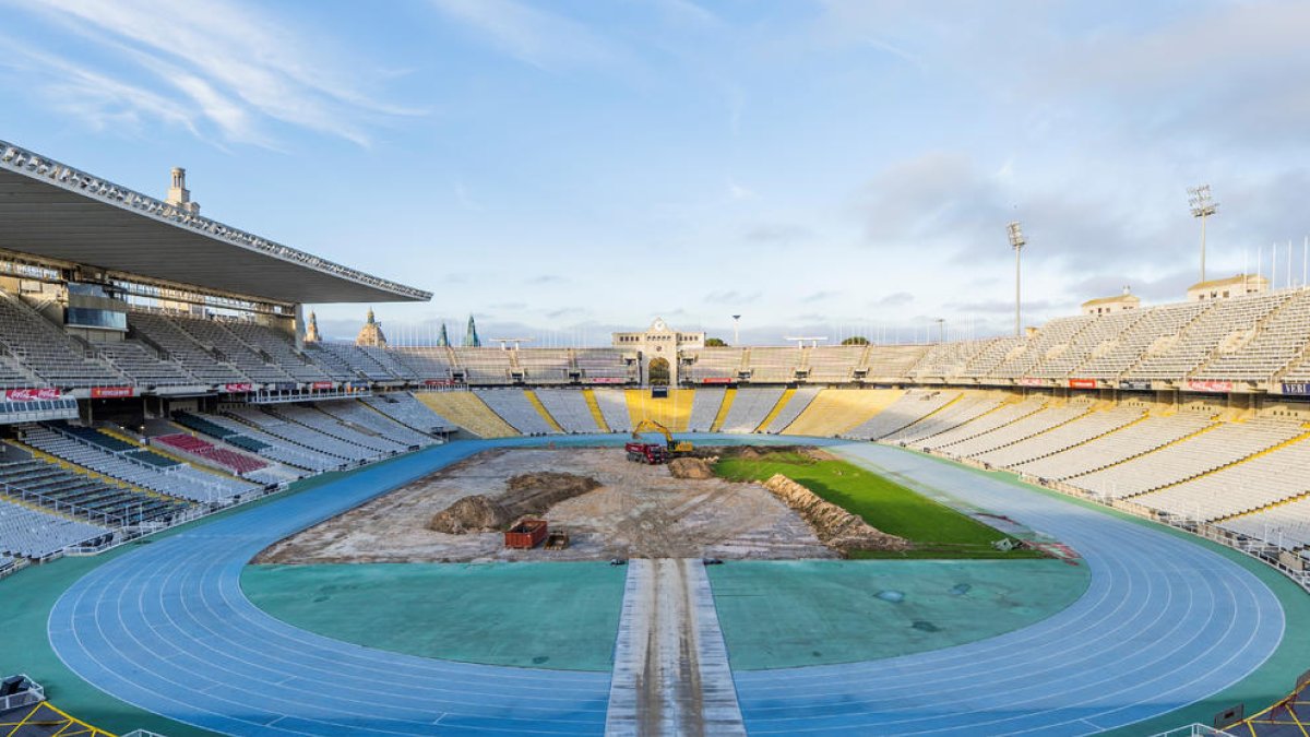 Imatge de les primeres adequacions a la gespa que ha iniciat el FC Barcelona.