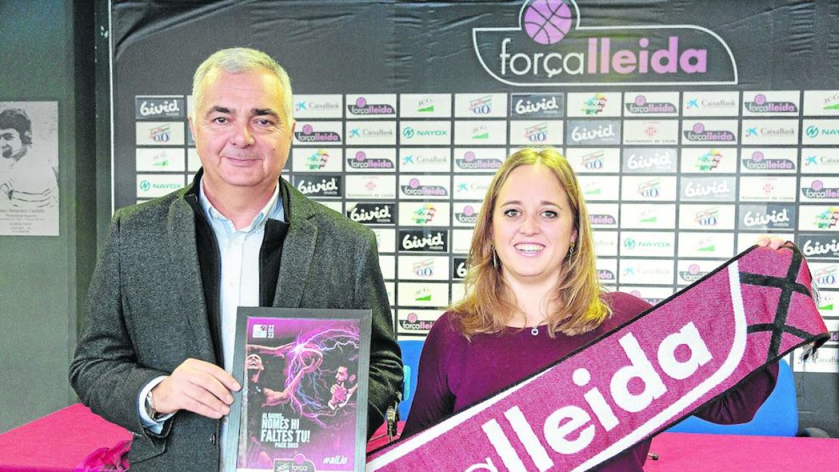 Albert Aliaga y Laura Estadella, responsable de comunicación del club, en la presentación de la campaña.