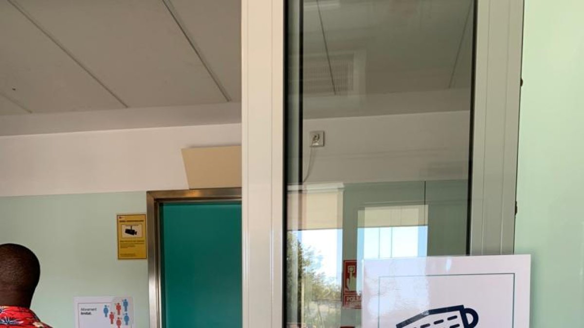 Uno de los carteles colgados en la entrada de Urgencias que recomiendan llevar mascarilla.