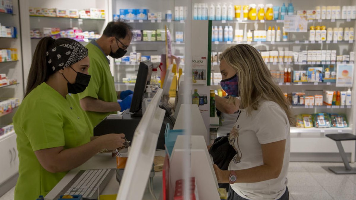 Farmacéuticos y clientes aún deben llevar mascarilla.