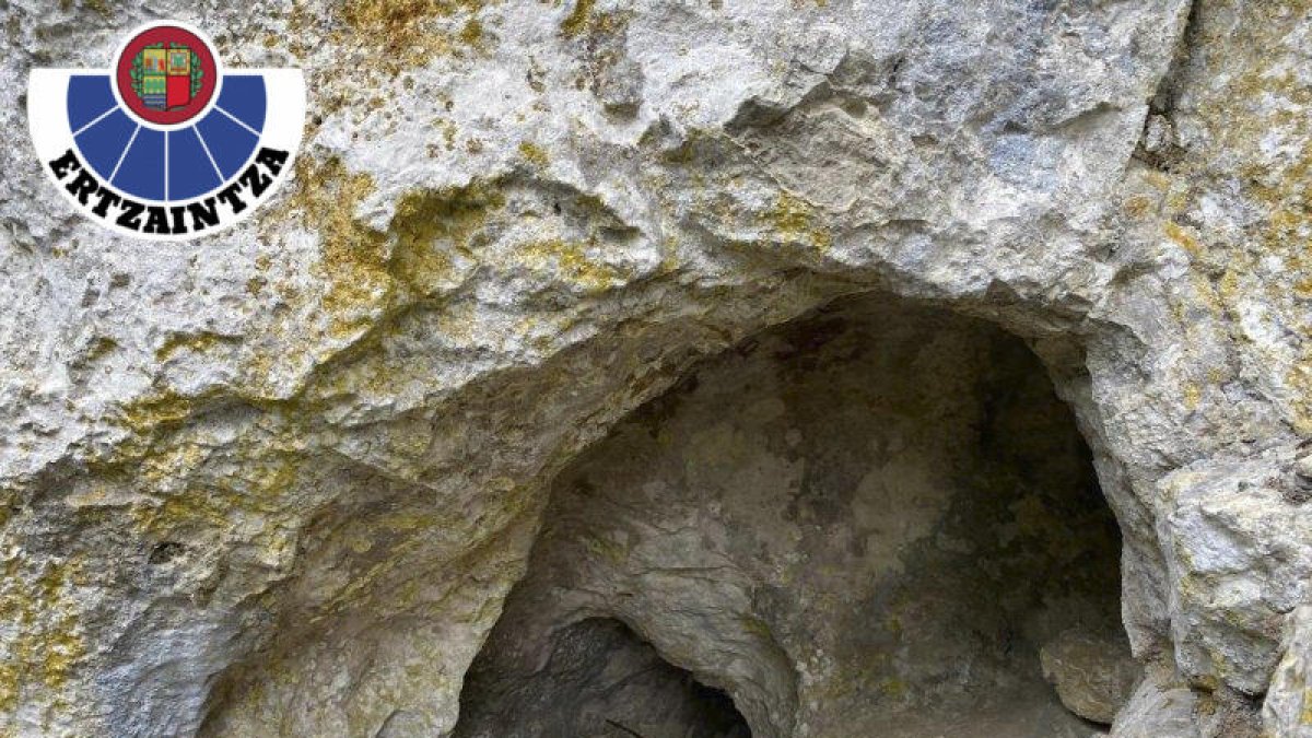 La Ertzaintza ha hallado en una zona boscosa del municipio guipuzcoano de Oñati un zulo abandonado, 'presumiblemente de ETA', con diverso material explosivo, ha informado el Departamento vasco de Seguridad