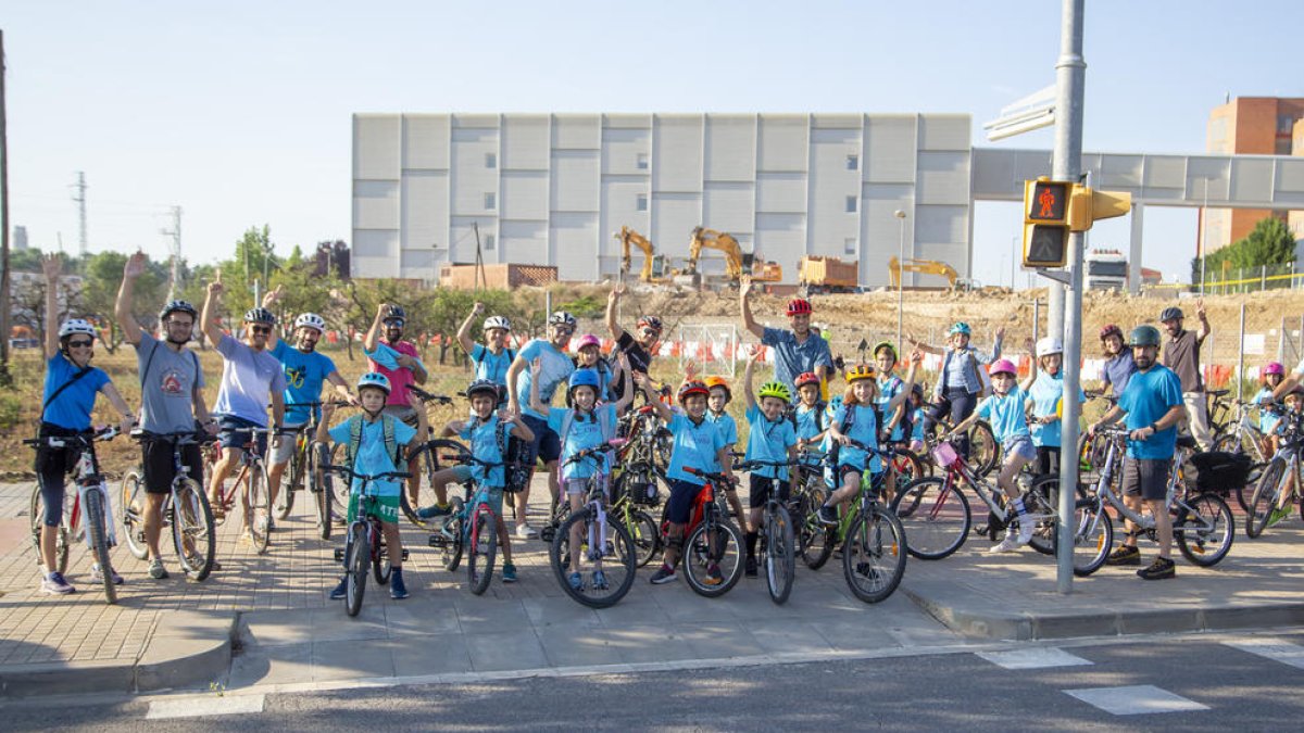 El grup de pares i alumnes de l’escola Espiga que ahir van anar al centre amb bicicleta.