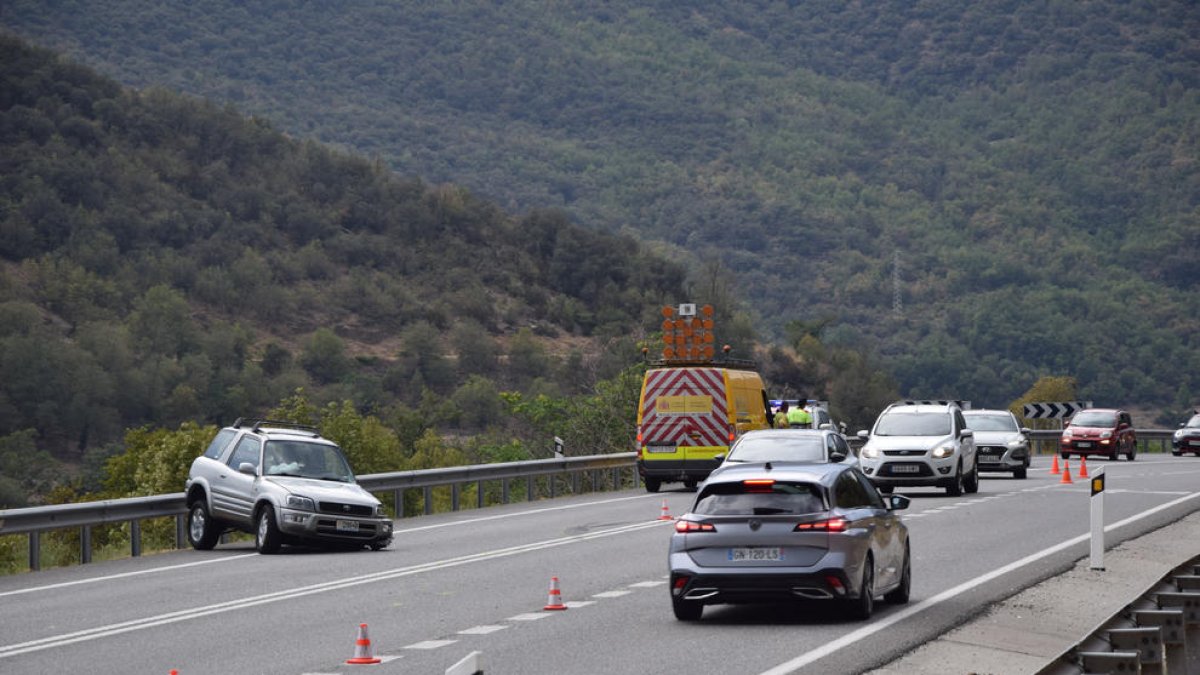 Uno de los vehículos implicados ayer en una colisión en la carretera N-145 en La Seu d’Urgell.