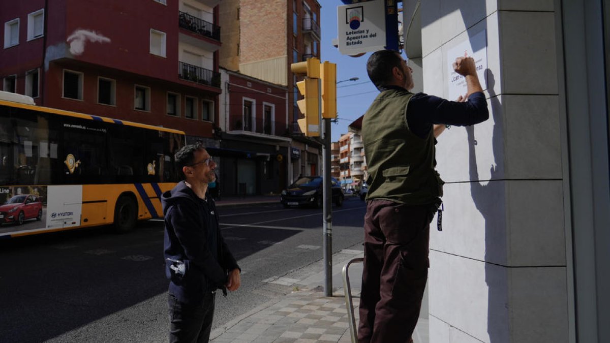 Colocación de la placa en la avenida de Flix número 14.