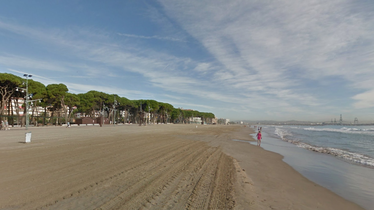 Un hombre de 70 años muere ahogado mientras se bañaba en la playa de La Pineda., en Vila-seca