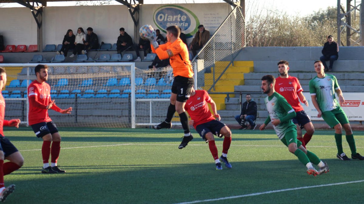 Una jugada del partit entre el Balaguer i la Unificació Llefià, motiu de la sanció.