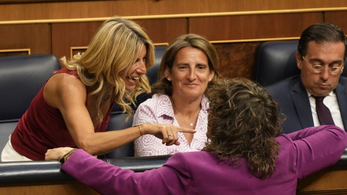 La líder de Sumar, Yolanda Díaz, conversando con la diputada de ERC, Teresa Jordà, durante la sesión constitutiva de las Cortes Generales, en el Congreso de los Diputados.