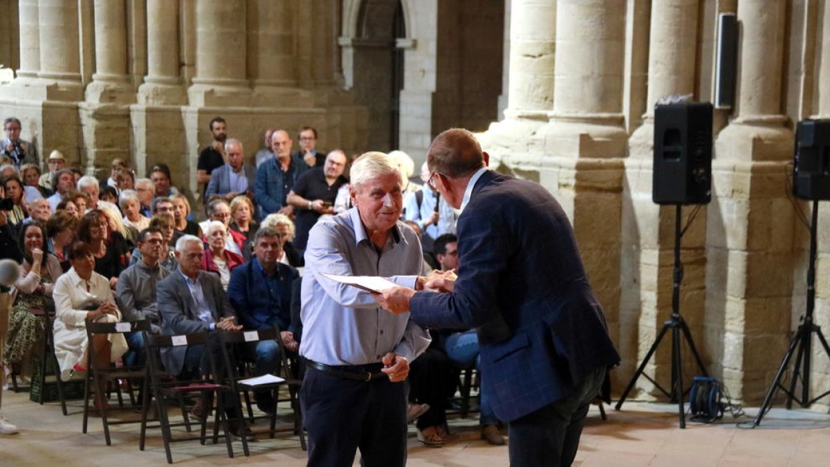 El alcalde de Lleida, Miquel Pueyo, hace entrega del documento de reparación jurídica a un familiar de una víctima del franquismo en la Seu Vella de Lérida