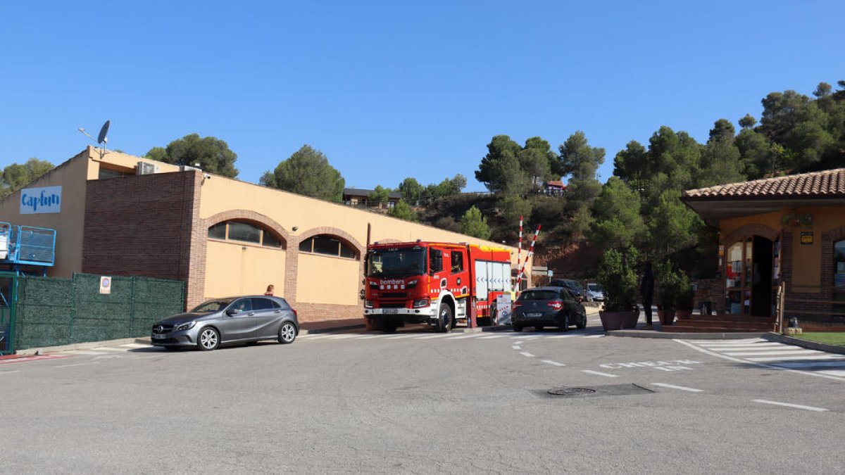 Una dotación de los Bomberos saliendo del camping Montblanc Park.