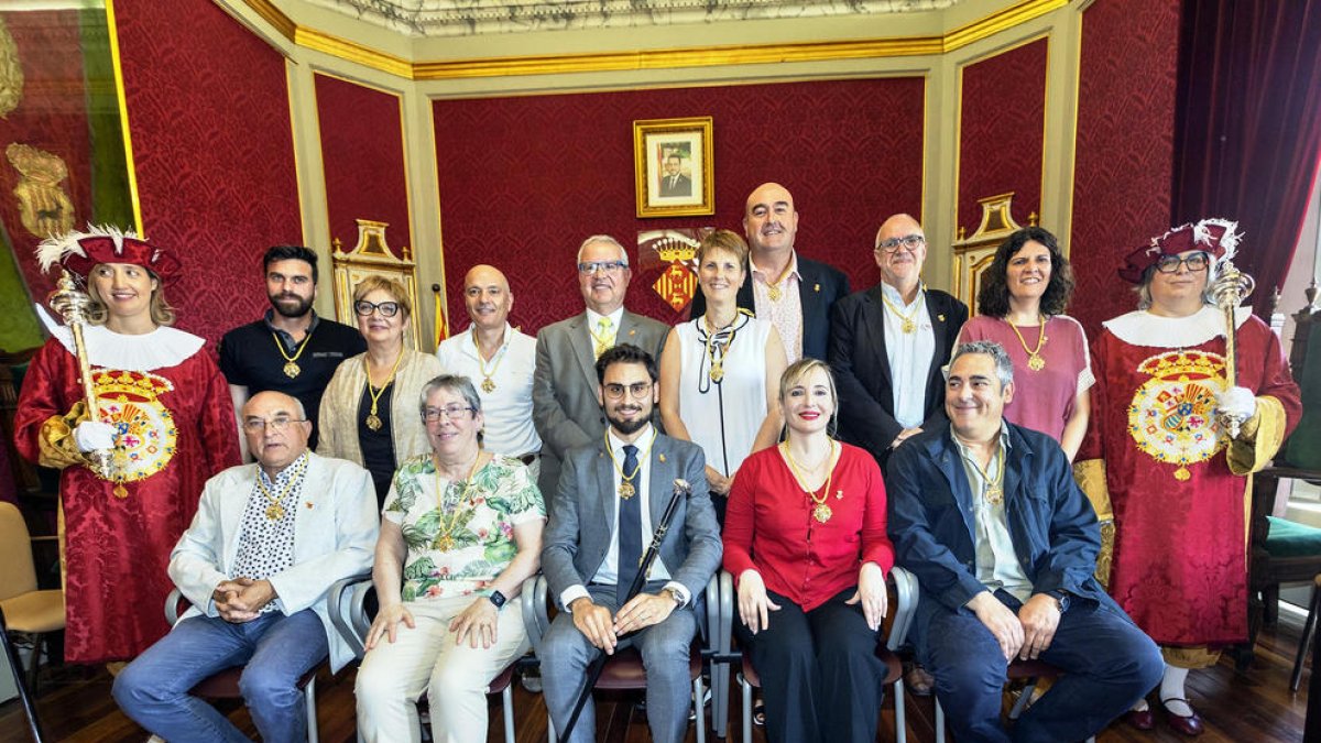 La nueva corporación municipal de la Paeria de Cervera presidida por Jan Pomés, en el centro.