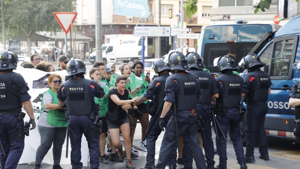 Diversos moments de tensió es van viure entre els membres de la PAH i els Mossos.