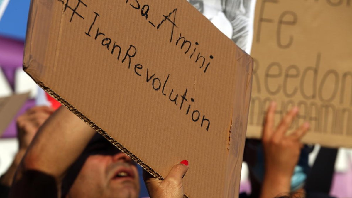 Refugiados iraníes en Grecia en una protesta por la muerte de Amini