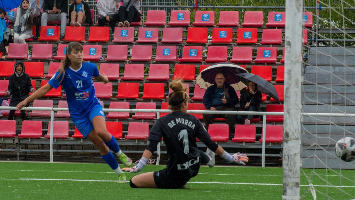 Minori Chiba supera la entrada de Braojos para mantener la posesión.