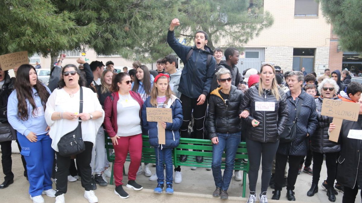 Concentració a Cervera contra un suposat cas d'agressió sexual i un de bullying