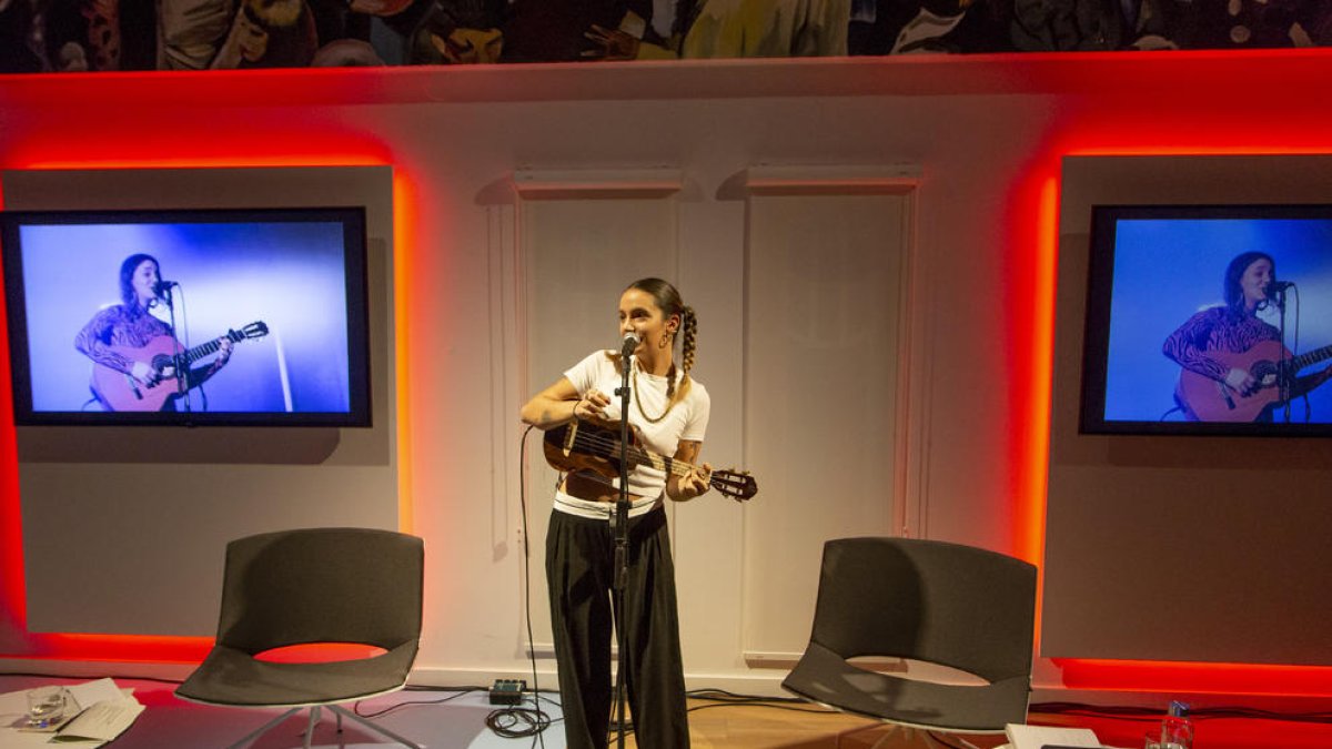 La popular cantante catalana también interpretó alguno de sus éxitos en esta cita del CaixaForum.