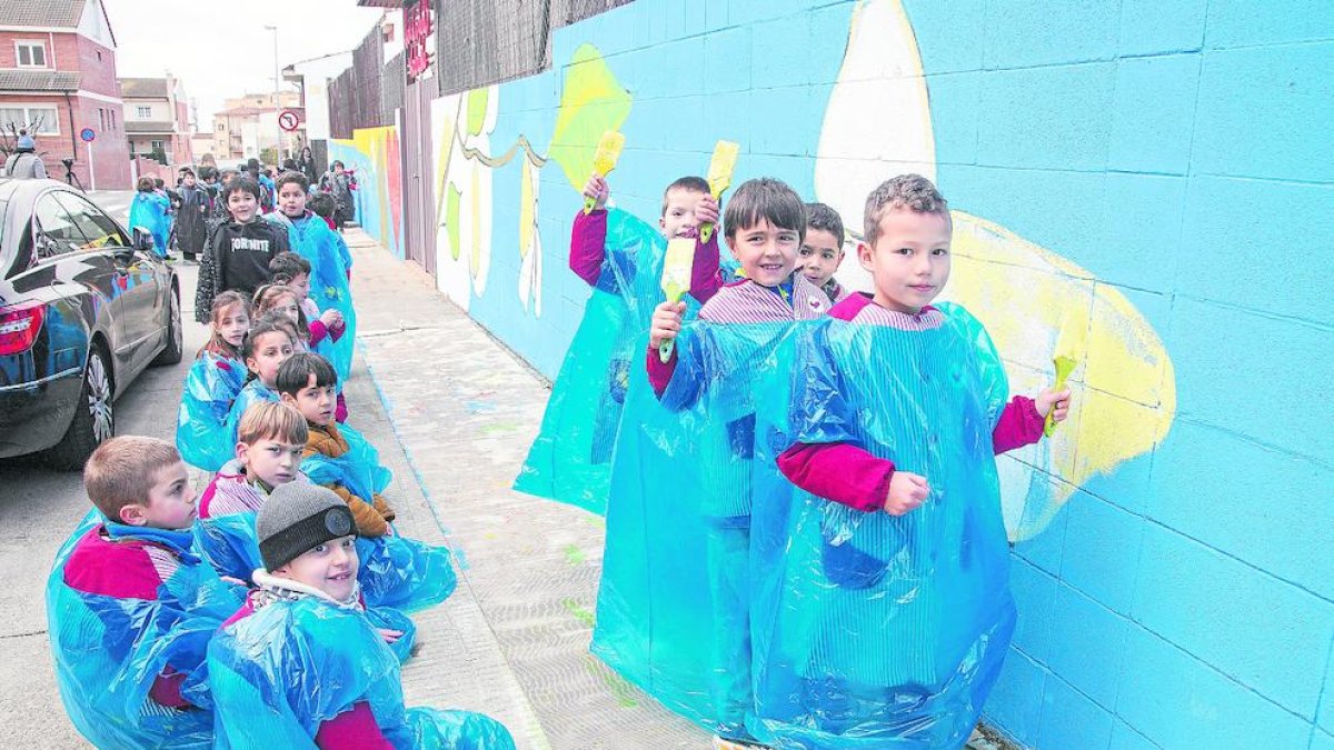 Alumnos del colegio Vedruna de Tàrrega participan en el mural colectivo, que terminará mañana.