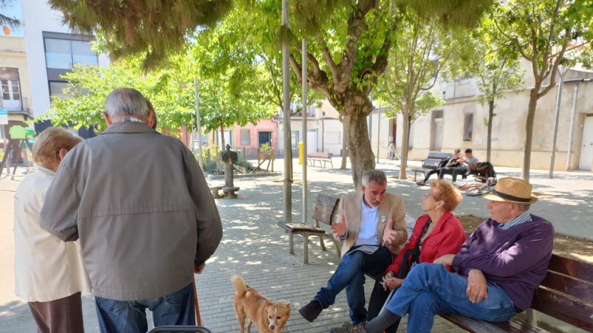 David Torrente habla con dos personas durante su campaña.