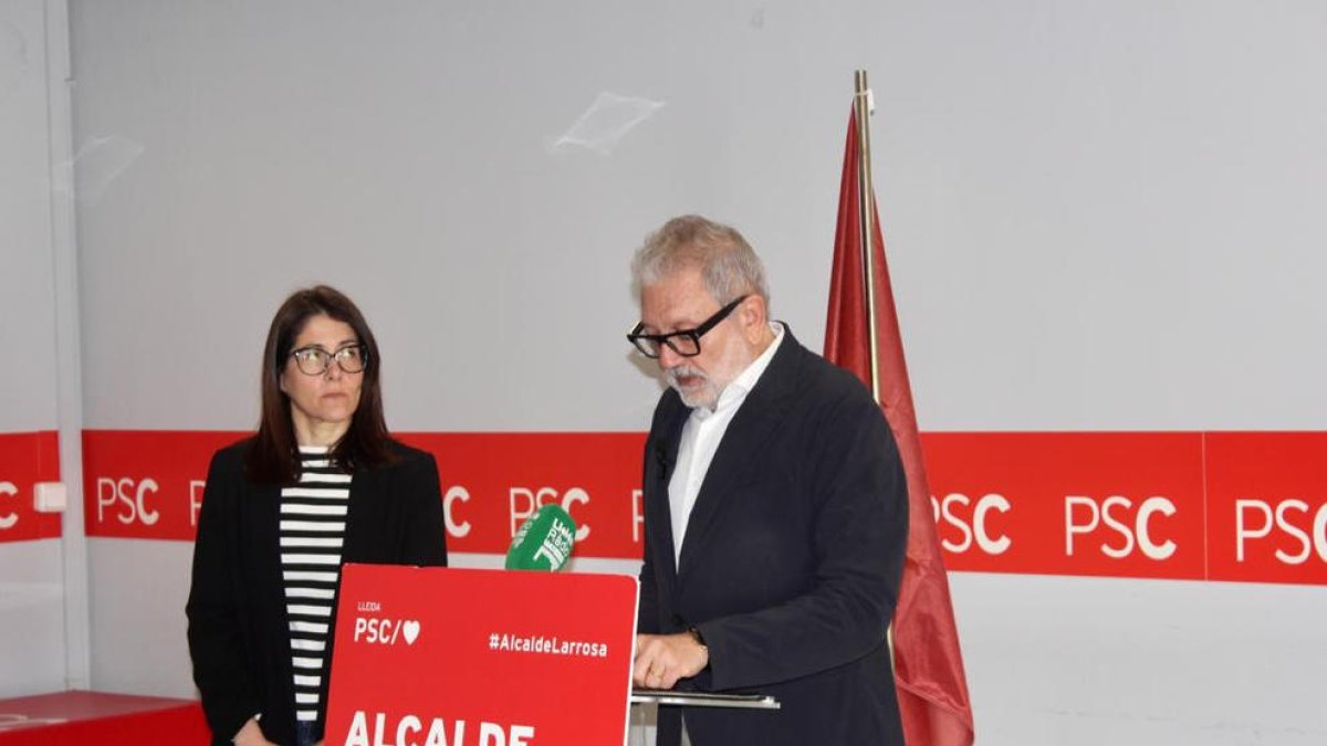 El candidato del PSC, Fèlix Larrosa, con la edil Cristina Morón.