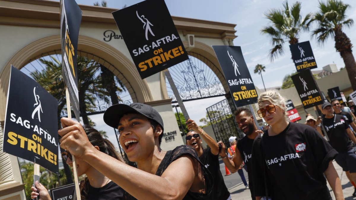 Rosario Dawson (‘Sin City’, ‘Men in Black II’), protestant davant dels estudis Paramount a Los Angeles.