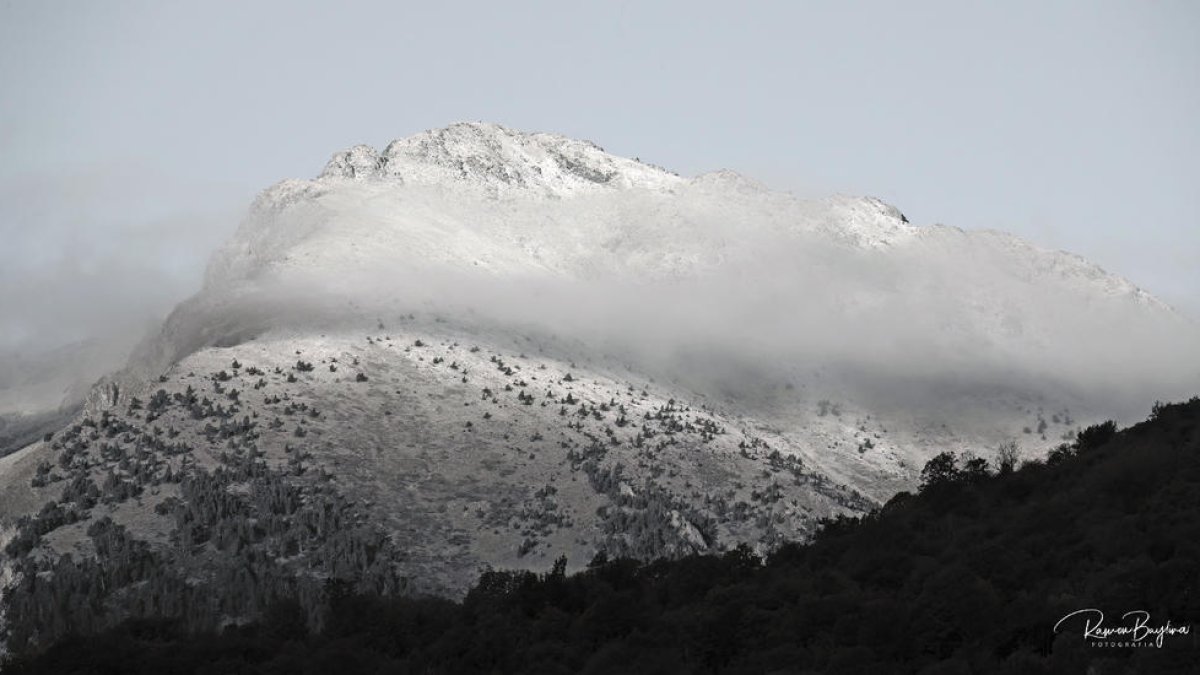 Imatge ahir d’una muntanya del Pallars Sobirà amb la primera capa blanca.