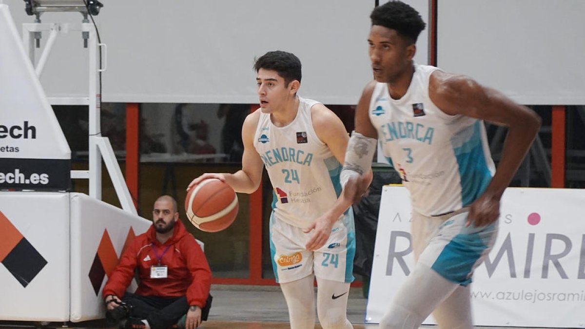 Nacho Arroyo, amb el dorsal 24, durant un partit amb el Menorca.