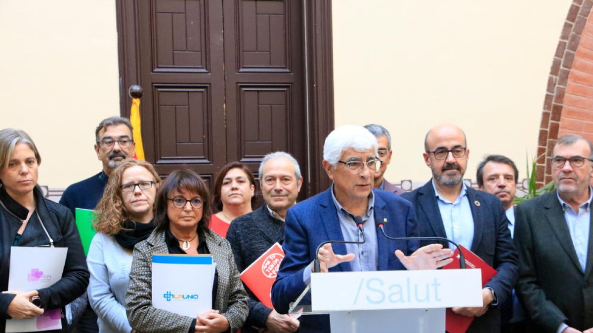 El conseller de Salud, Manel Balcells, con representantes de las patronales y sindicados después de firmar el preacuerdo del convenio del Siscat, en la conselleria.