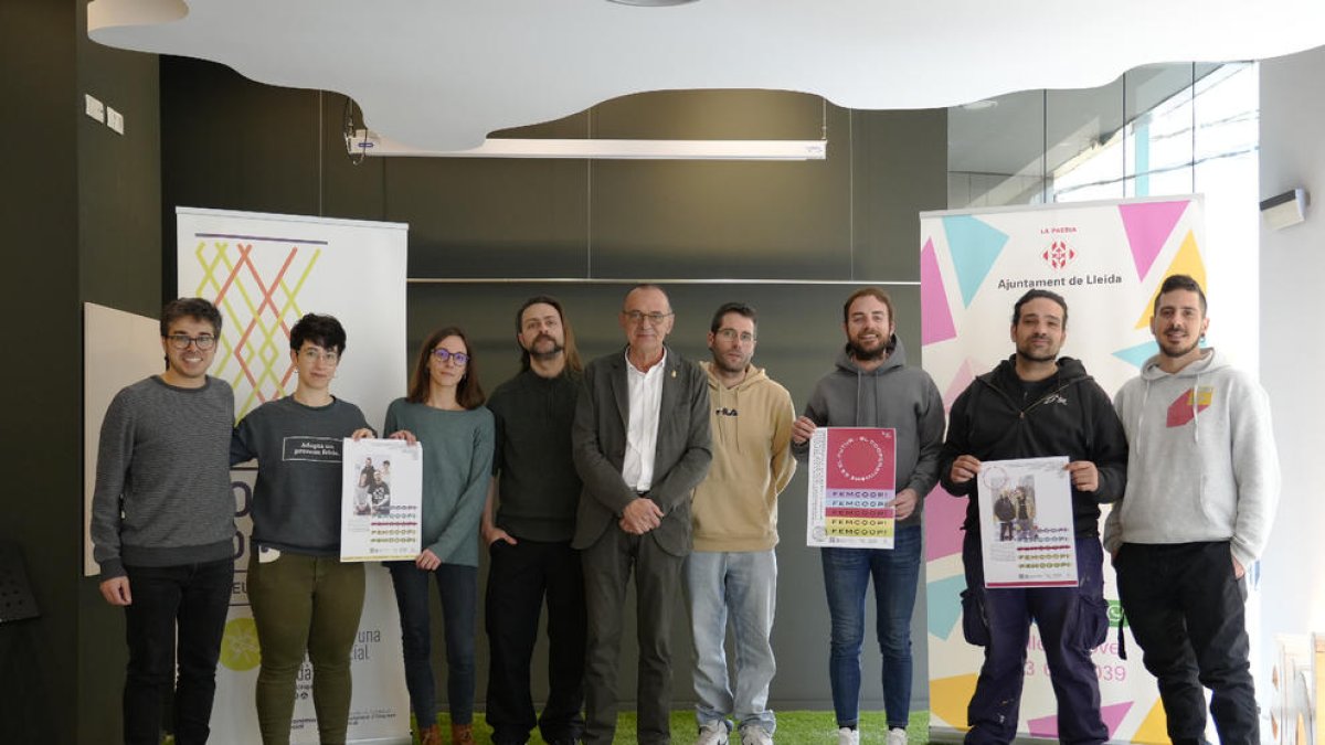 Representants de la Paeria i de Ponent Coopera, amb els cartells de la tercera edició del FemCoop!