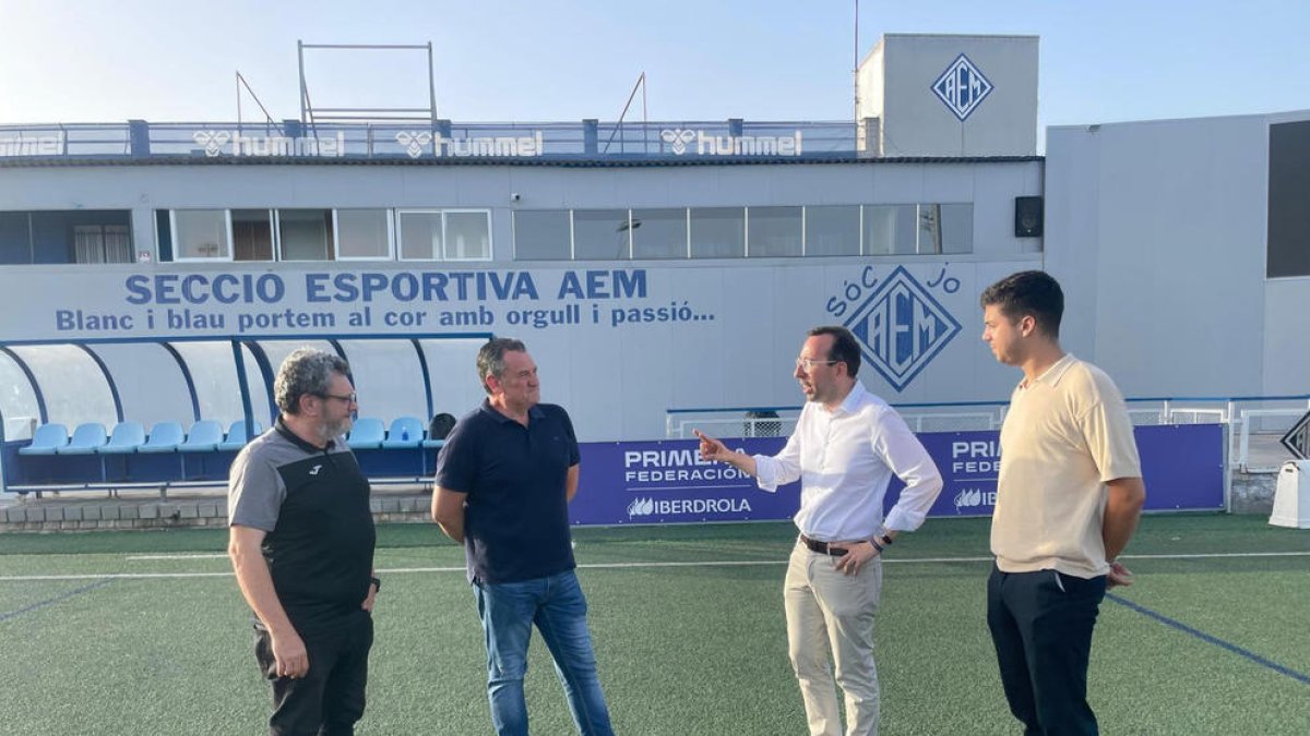 En el centro, Carlos Sisteré y Xavier Palau, durante su reciente encuentro.