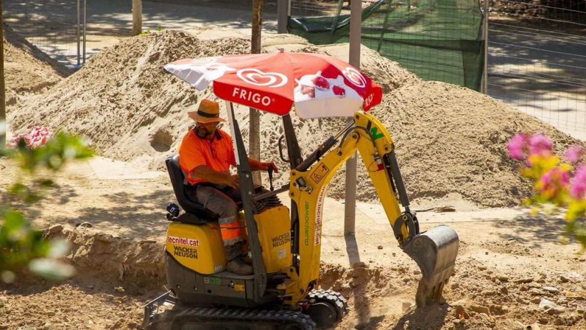 Trabajando con parasol en los Camps Elisis de Lleida.