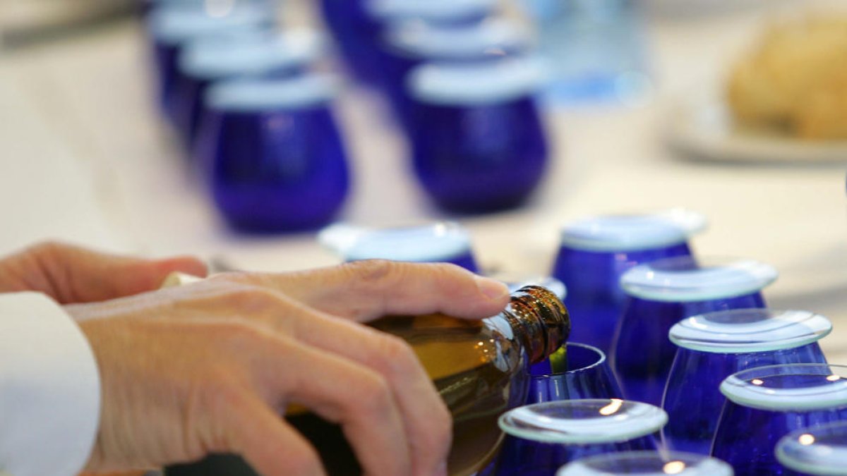 Preparació de mostres d’oli per a un tast i puntuar la qualitat de cada una.