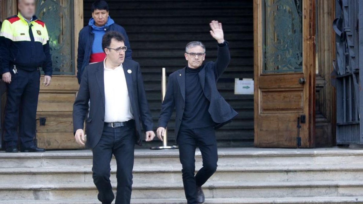 La sortida del TSJC del president del Consell Nacional d'ERC, Josep Maria Jové, i del diputat d'ERC Lluís Salvadó, l'11 de març de 2020.