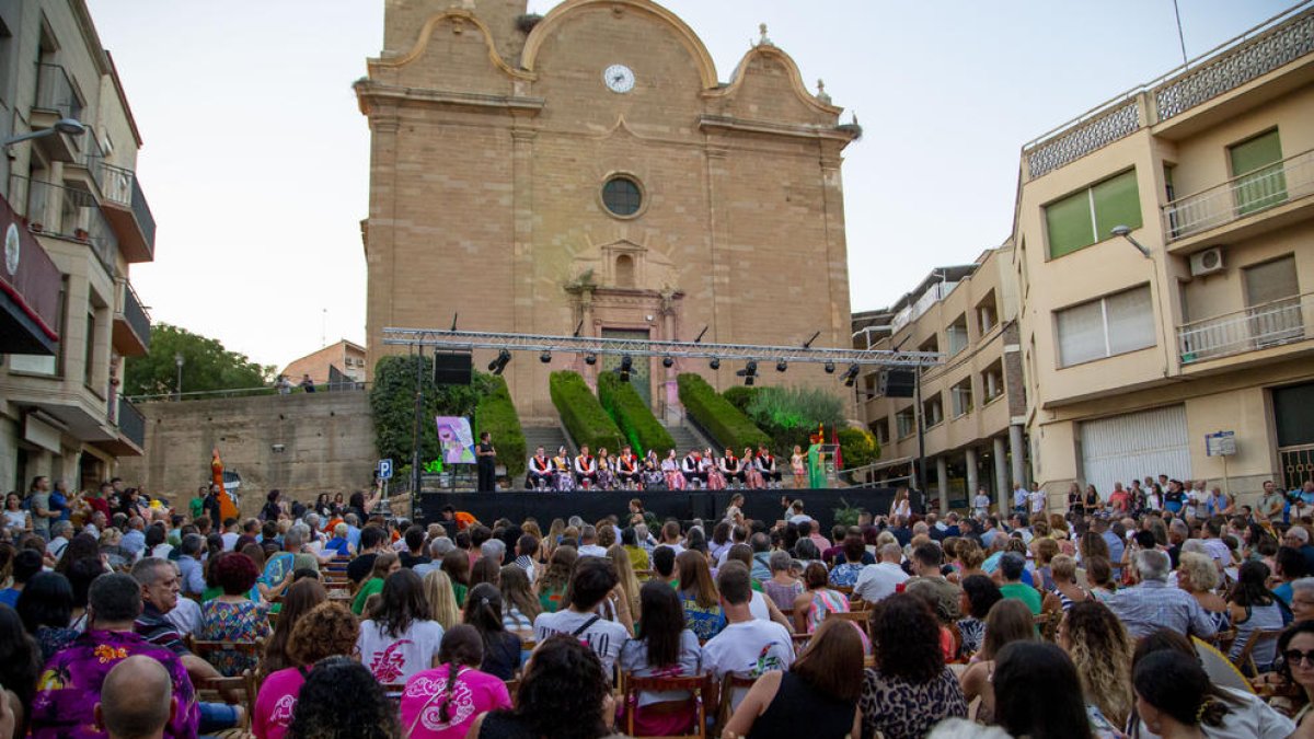 La plaza de la Església de Alcarràs se llenó de público durante el acto inaugural de las fiestas.