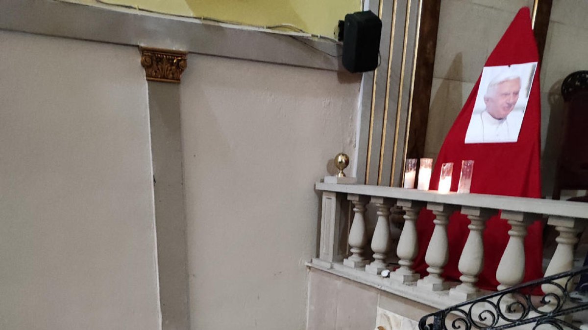 Estado en el que quedó el lampadario tras el robo.