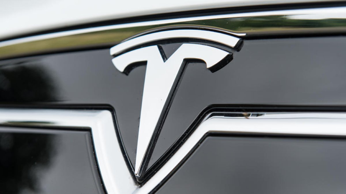 El logo de Tesla.