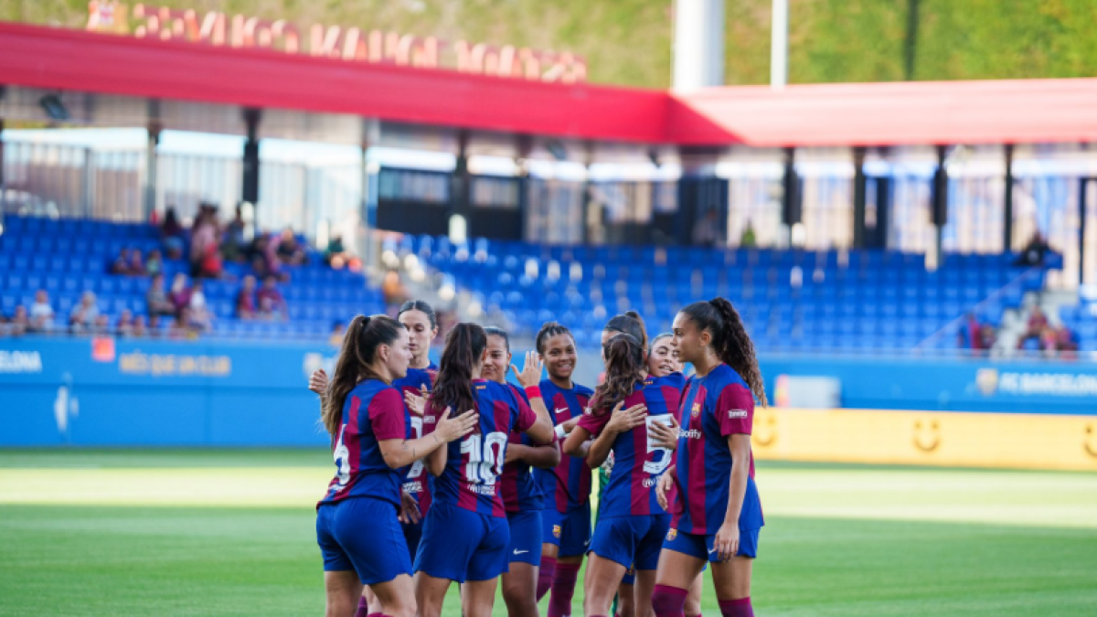 Les jugadores blaugrana en l’últim partit de pretemporada.