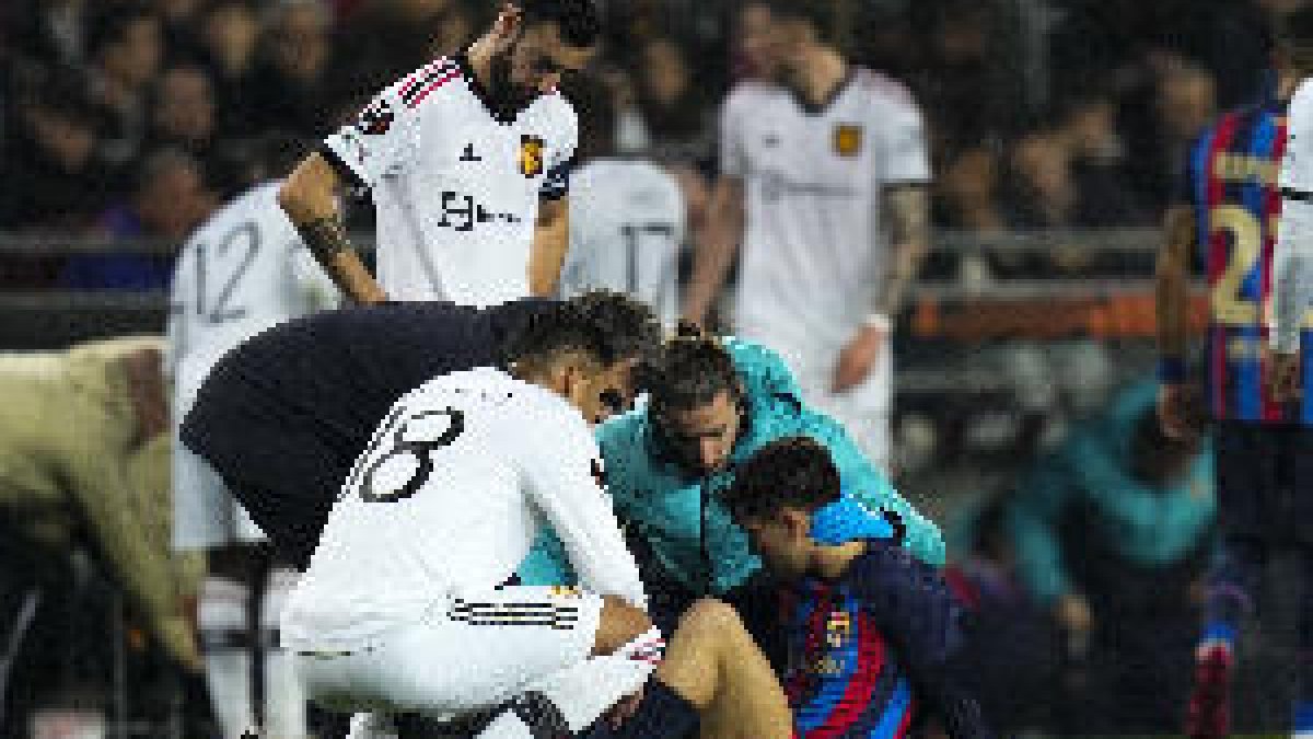 El migcampista del Barcelona Pedri cau lesionat durant la trobada d'anada de la ronda preliminar d'UEFA Lliga Europa entre FC Barcelona i Manchester United en l'estadi Spotify Camp Nou a Barcelona.