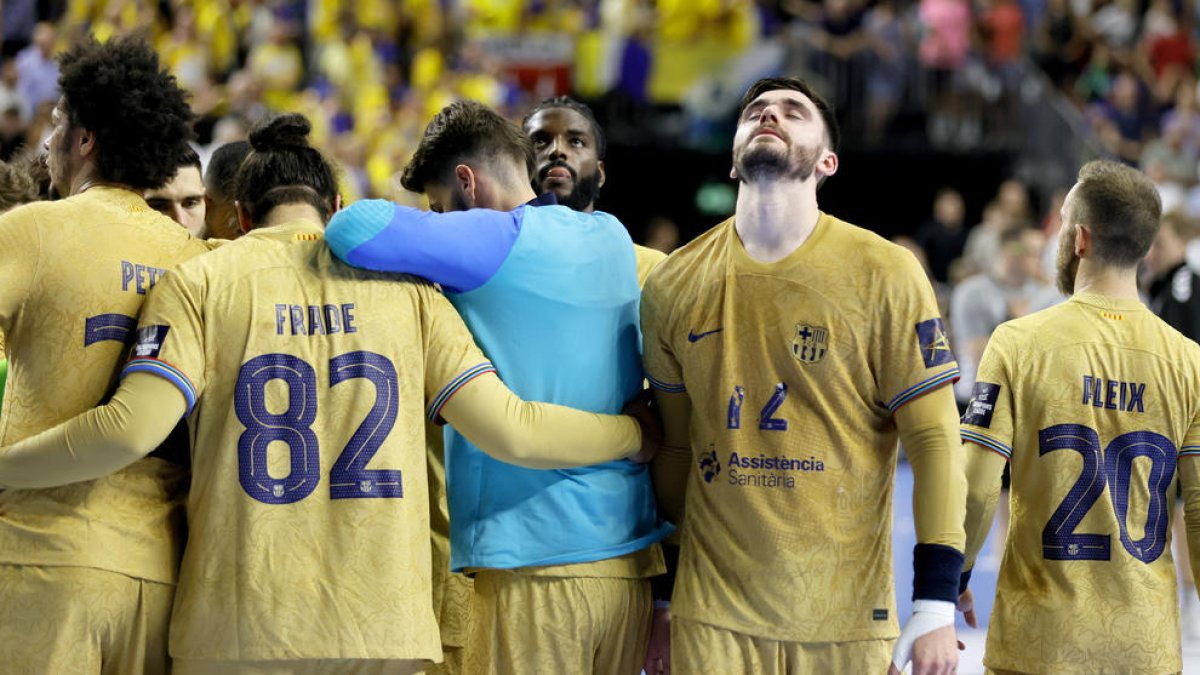 Los jugadores del Barcelona muestran su decepción a la conclusión del partido.