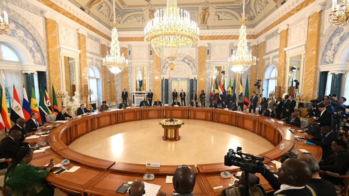 El cap del Kremlin, Vladímir Putin, reunit amb la delegació de pau africana a Sant Petersburg.