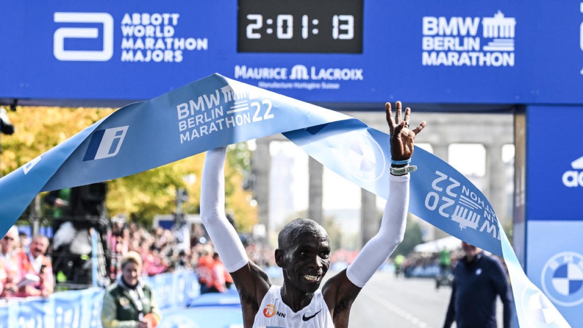 El atleta Eliud Kipchoge llega a la meta marcando récord mundial.