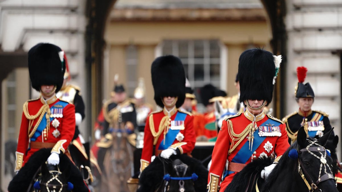 Carles va cavalcar en la desfilada acompanyat pel seu fill Guillem i els seus germans Anna i Eduard.