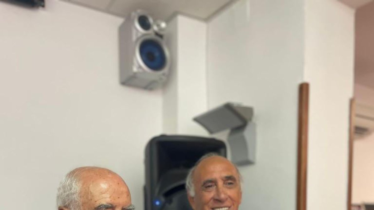 Homenatge a Corbella a Nalec - Txema Corbella, històric assistent del Barça, va ser homenatjat a la Penya Blaugrana de Nalec, creada en el seu honor ja que és fill de la localitat. Exjugadors com Antonio Olmo i Joan Manuel Asensi van acudir a la ...