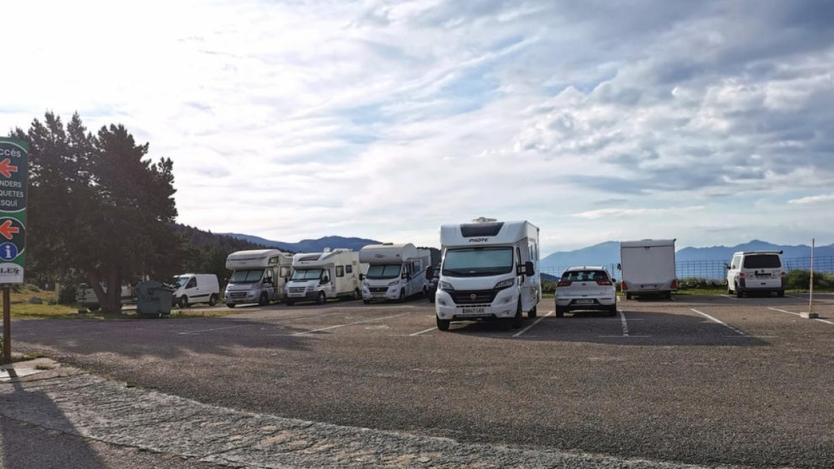L’aparcament del Cap del Rec sempre està ple de vehicles.