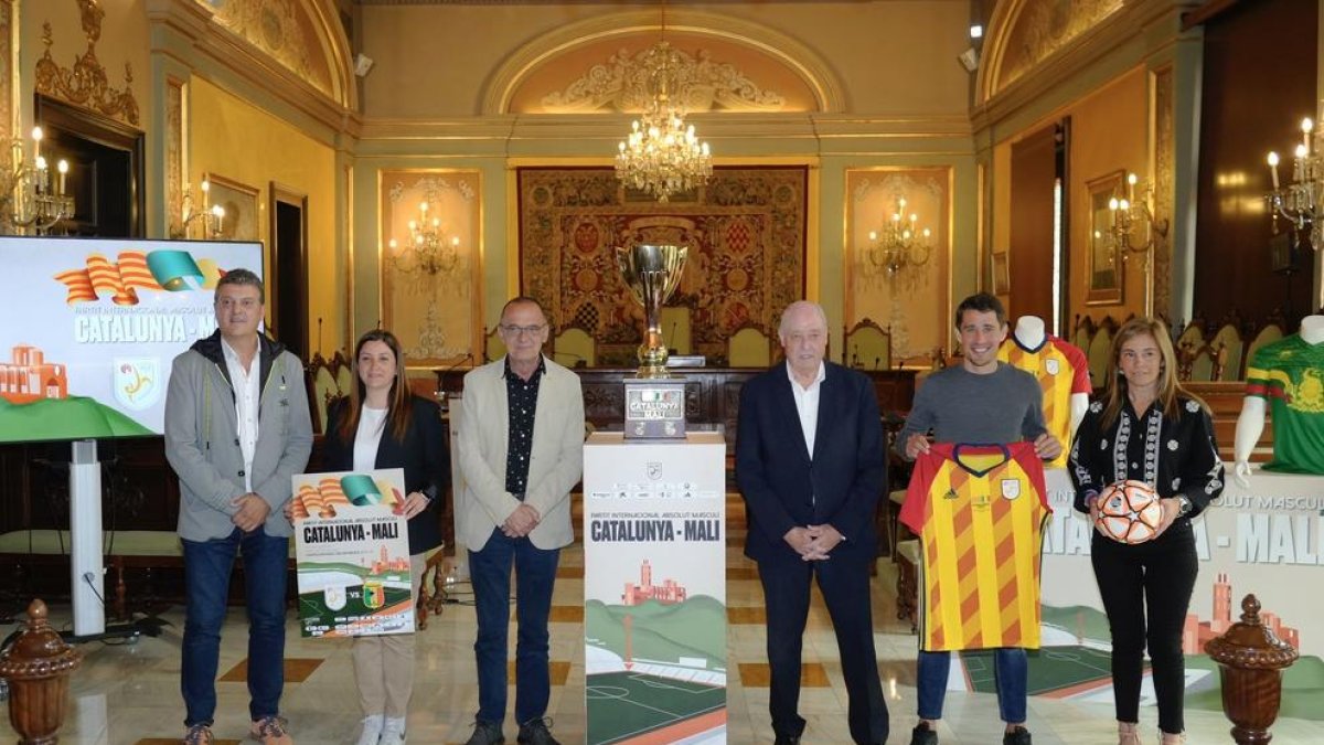 Bojan, amb la samarreta de la selecció catalana, aquest dijous a la Paeria de Lleida en l'acte de presentació del partit.