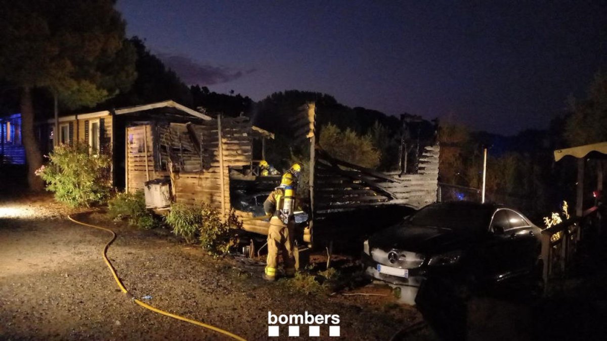 Un bombero inspecciona los restos quemados del bungalow que se incendió de madrugada.